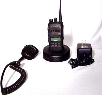 Motorola HT1250 uhf radio w/rapid charger & speaker mic