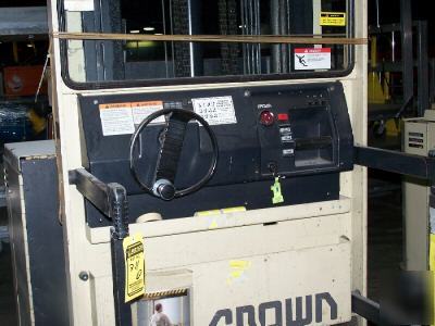 Crown order picker lift truck excellent condition 