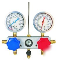 Manifold refrigerant gauge set with sightglass