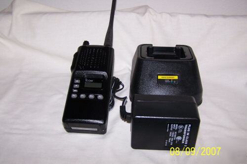 Icom f 4S portable uhf 32 ch radio and rapid charge