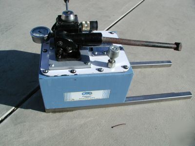 Otc 10,000 psi hand pump, two speed, 2.5 gallon tank