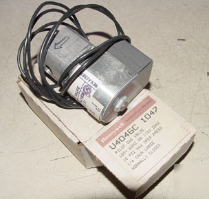 New honeywell pilot gas valve V4046C 1047 in box