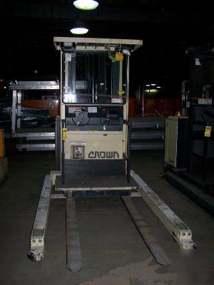 Crown order picker lift truck excellent condition 