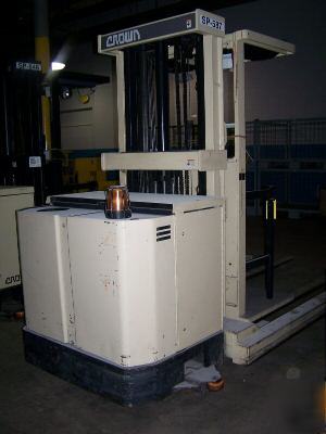 Crown order picker lift truck excellent condition 