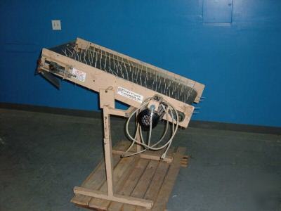 Runner & parts separator for injection molding parts