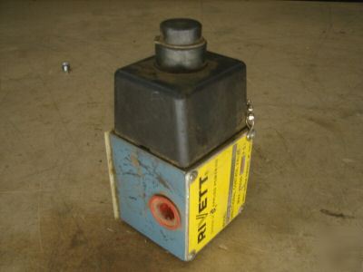 New rivett directional hydraulic valve 6510-02-df-71
