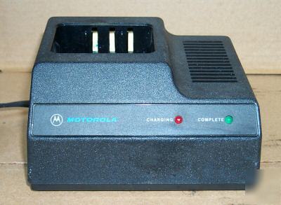 Motorola NTN4633B 2 way radio charger base