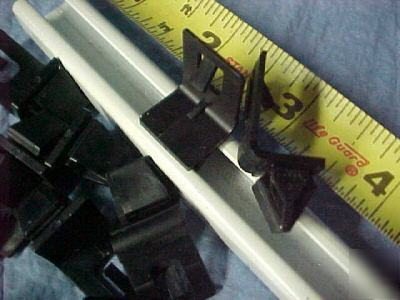 New channel clip right angle plastic (500) -