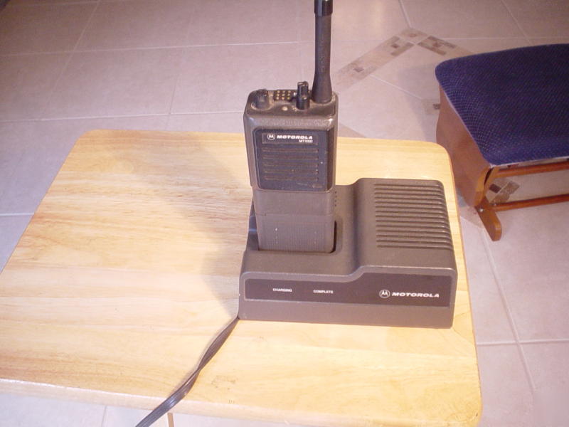 Motorola mt 1000 uhf handheld transceiver & charger