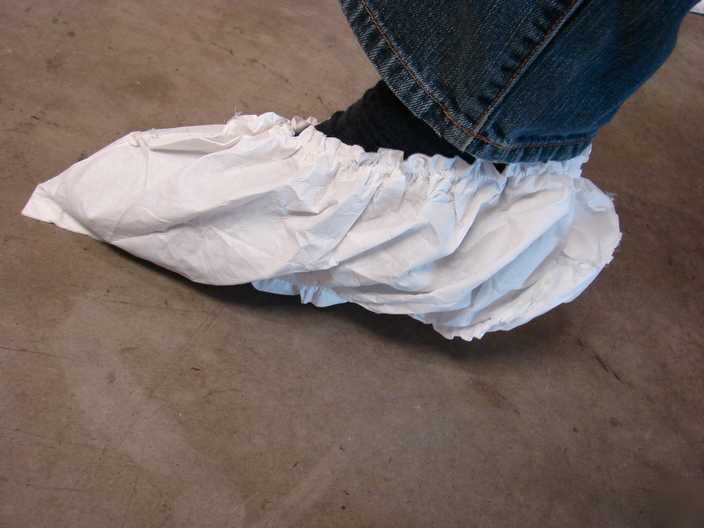 Vwr aquatrak disposable shoe cover 33100-030 75 pair